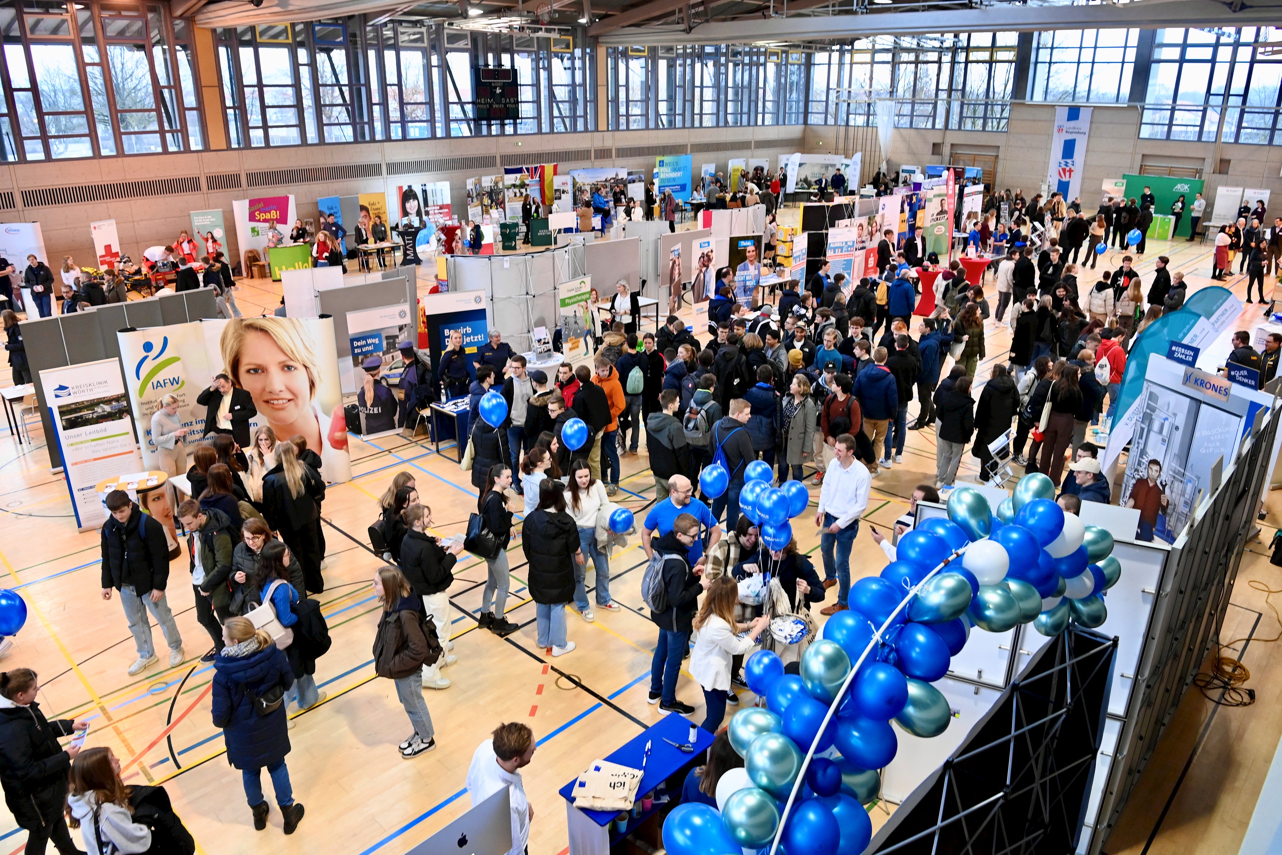 Zahlreiche Schülerinnen und Schüler sowie deren Eltern besuchten die Berufsinformationsmesse 2023 in Neutraubling. Foto: H. C. Wagner