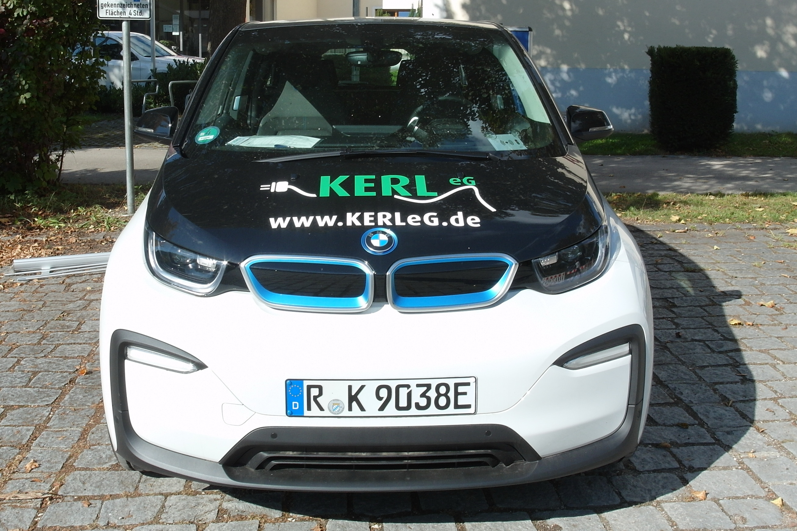 Der BMWi3 ist in Donaustauf stationiert und gehört zur E-Auto-Flotte der KERL eG.