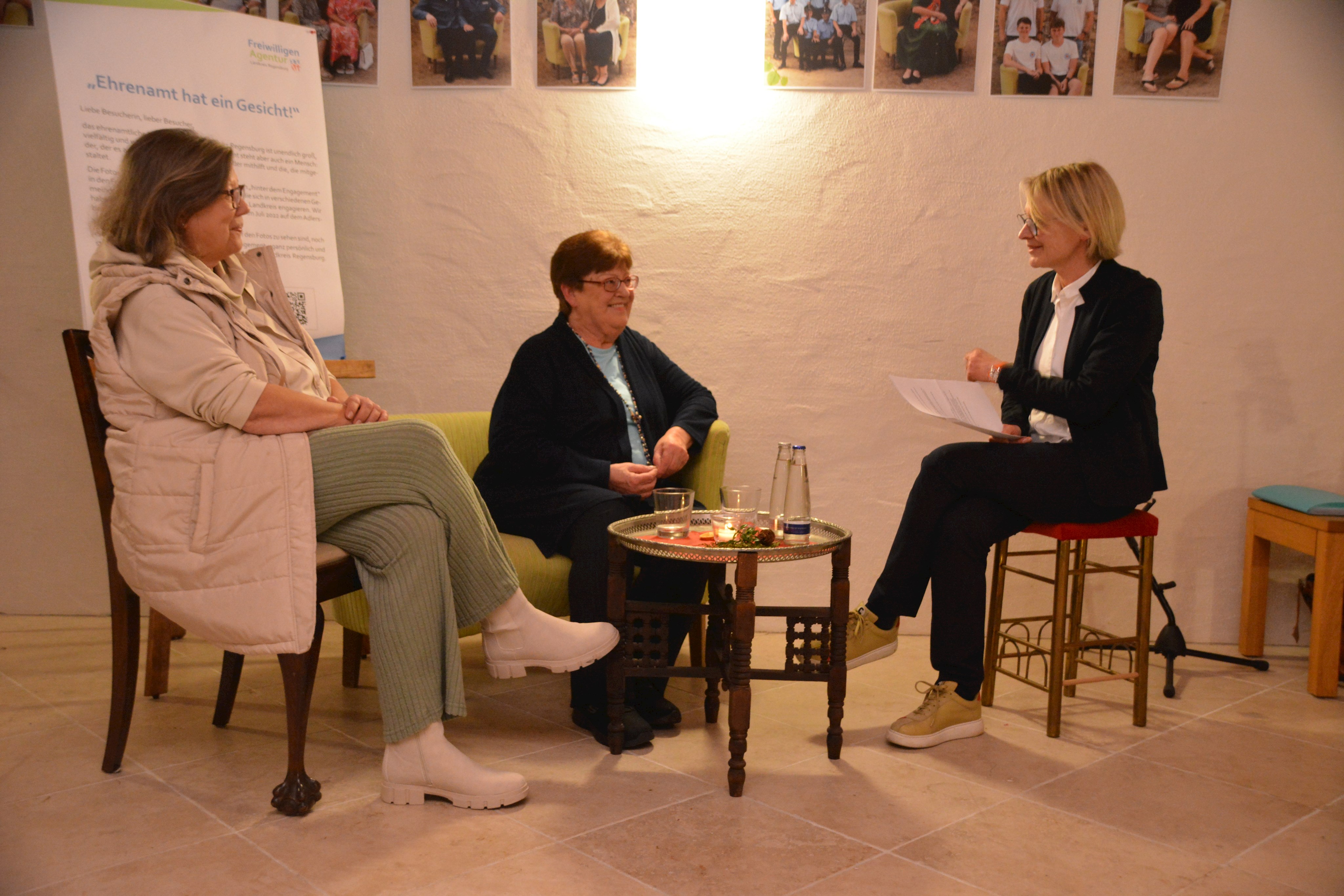 (v.re.)Dr. Gaby von Rhein im Gespräch mit Martina Donhauser und Ingrid Berger von der Nachbarschaftshilfe Pielenhofen. Foto: Markus Bauer
