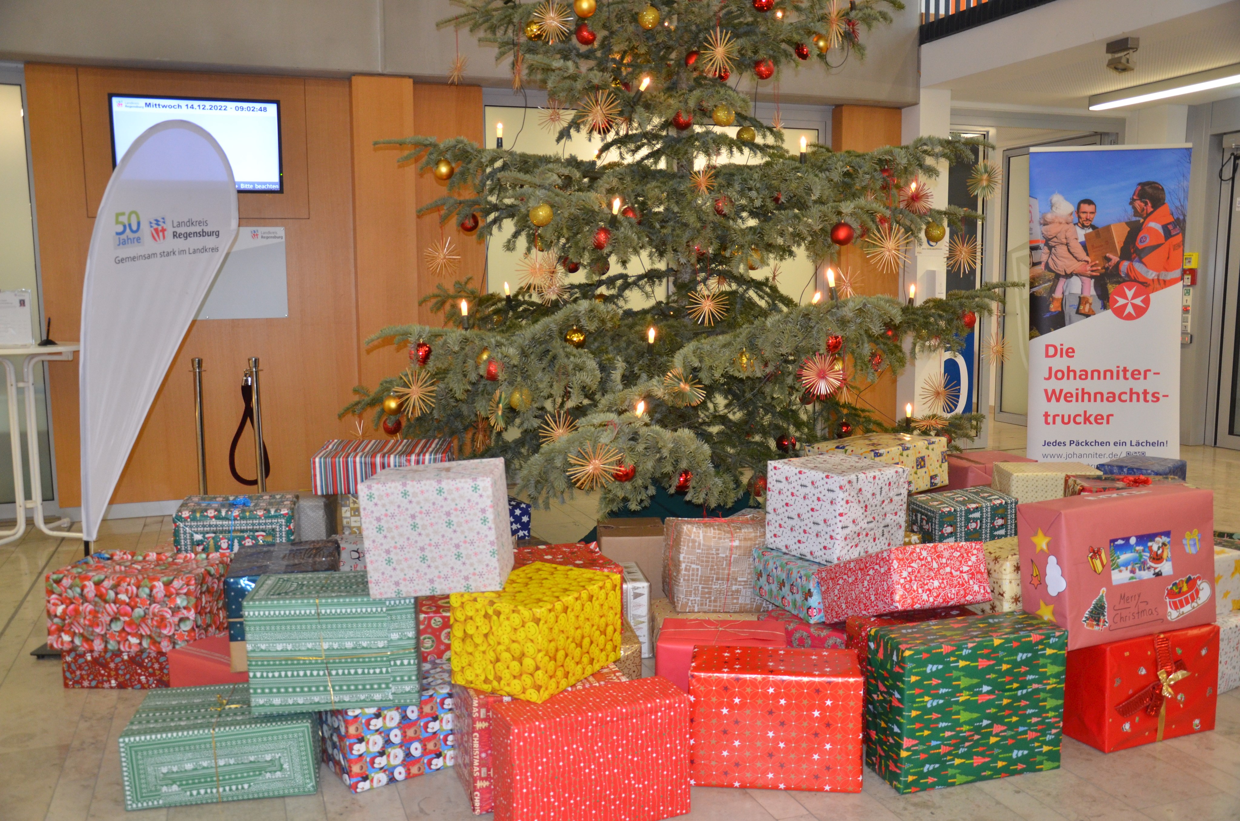 Die Mitarbeiterinnen und Mitarbeiter des Landratsamtes schnürten 67 Päckchen für den Johanniter-Weihnachtstruck. Foto: Beate Geier