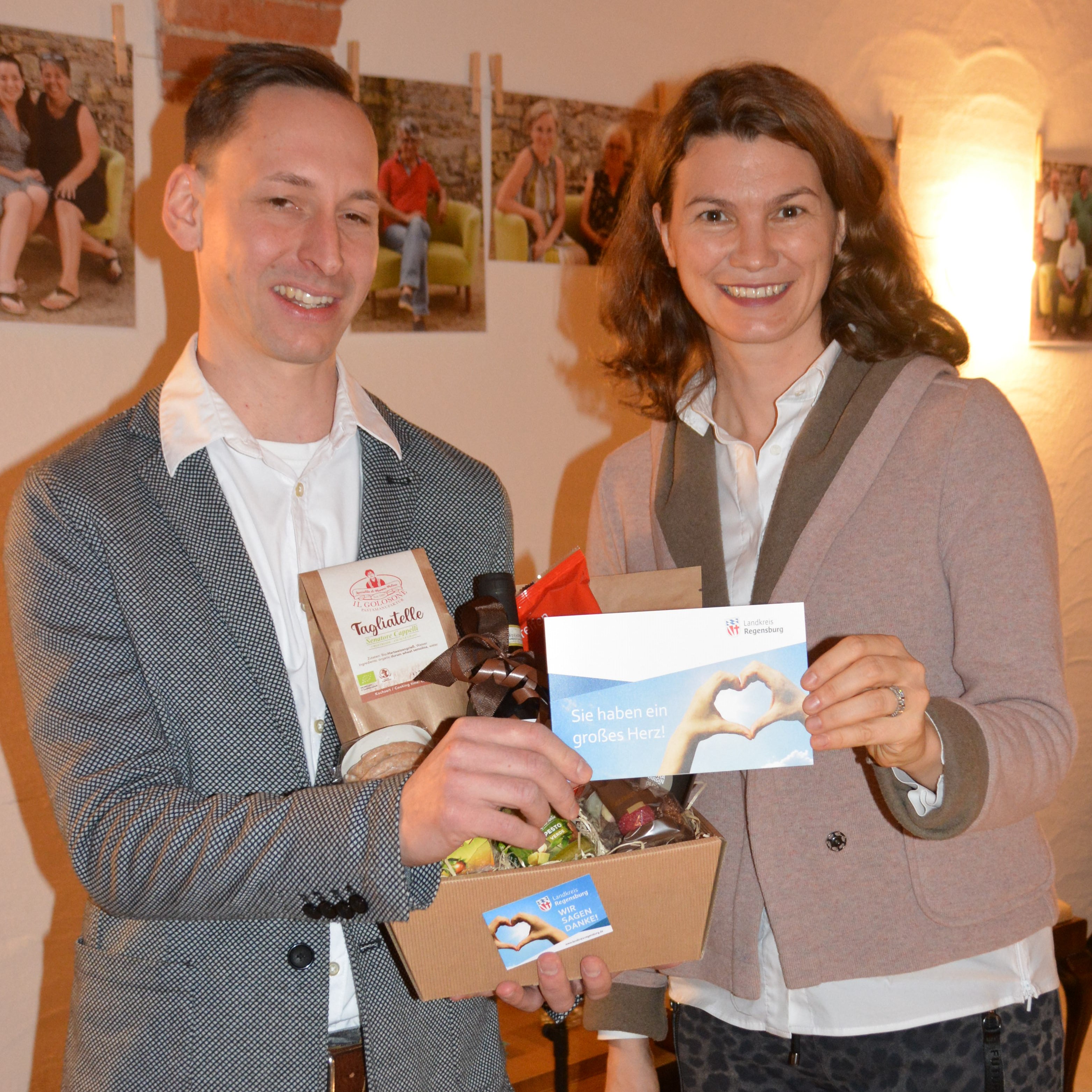 Landrätin Tanja Schweiger mit dem Ehrenamtlichen Martin Fuchs, der im Dezember die 3000. Ehrenamtskarte erhielt. Foto: Harald Bauer