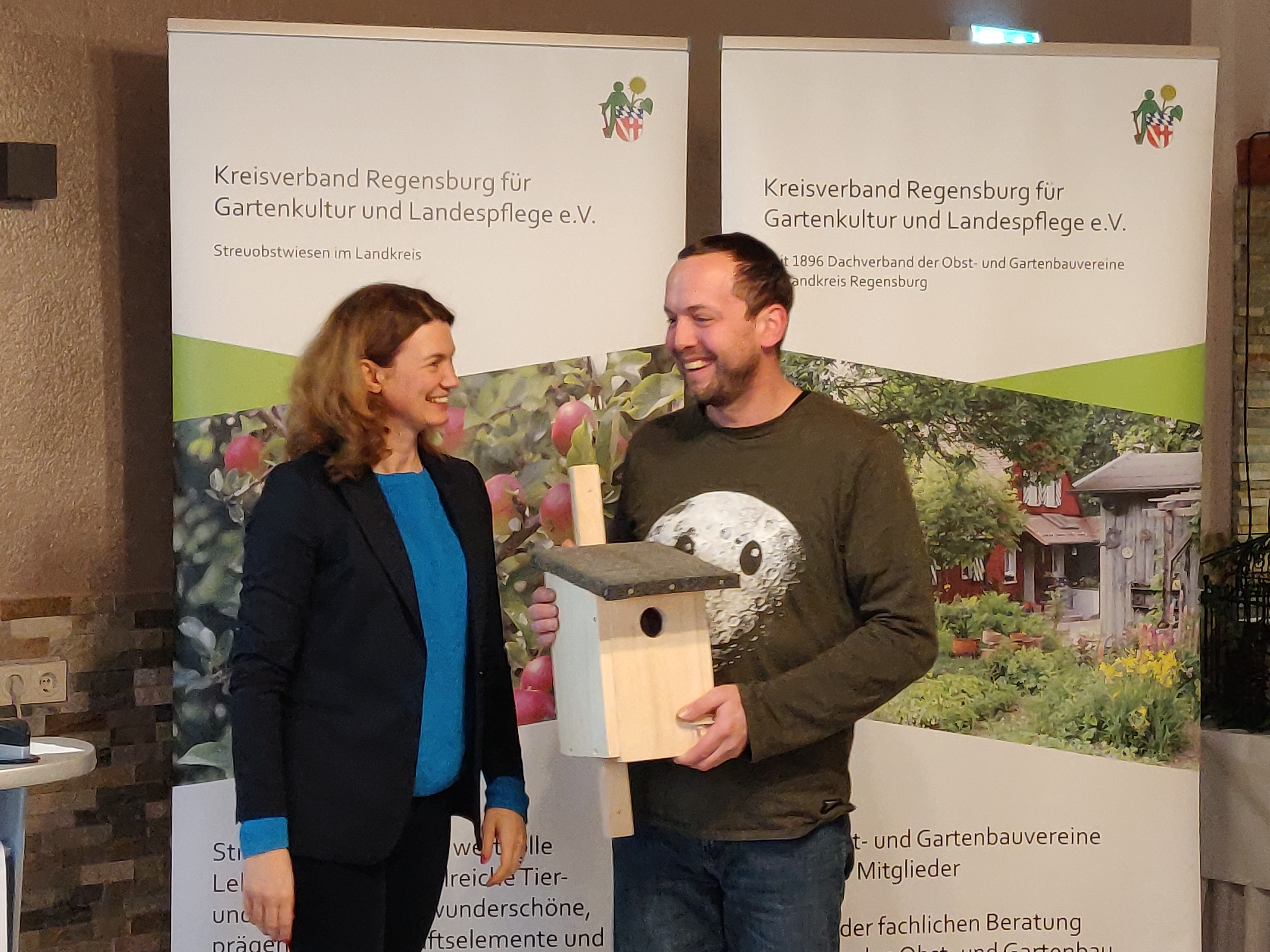 Kreisverbandsvorsitzende Landrätin Tanja Schweiger gratuliert Florian Allmeier, OGV Gmünd, zur bestandenen Prüfung zum Baumwart. Foto: Lukas Klement
